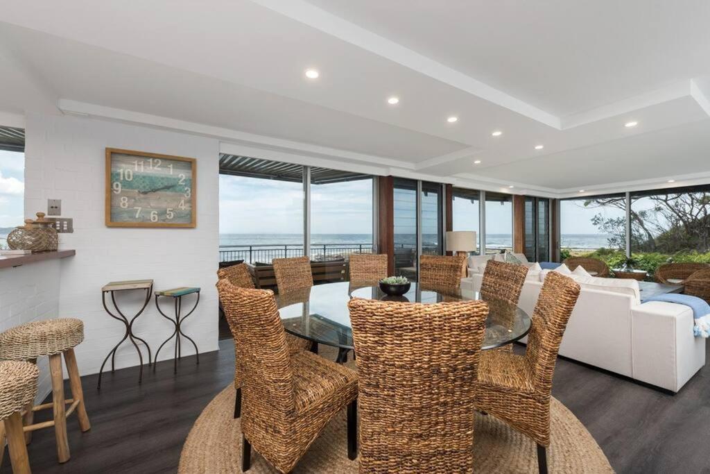'Nirvana' - Beachfront Luxury Family Home Mollymook