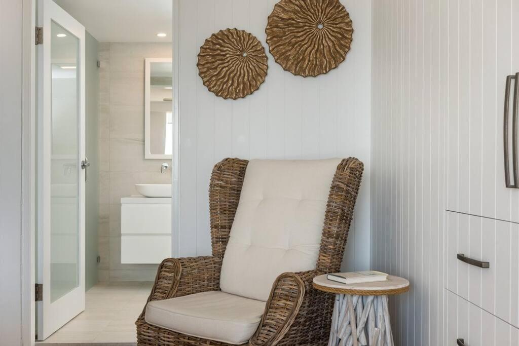 'Nirvana' - Beachfront Luxury Family Home Mollymook