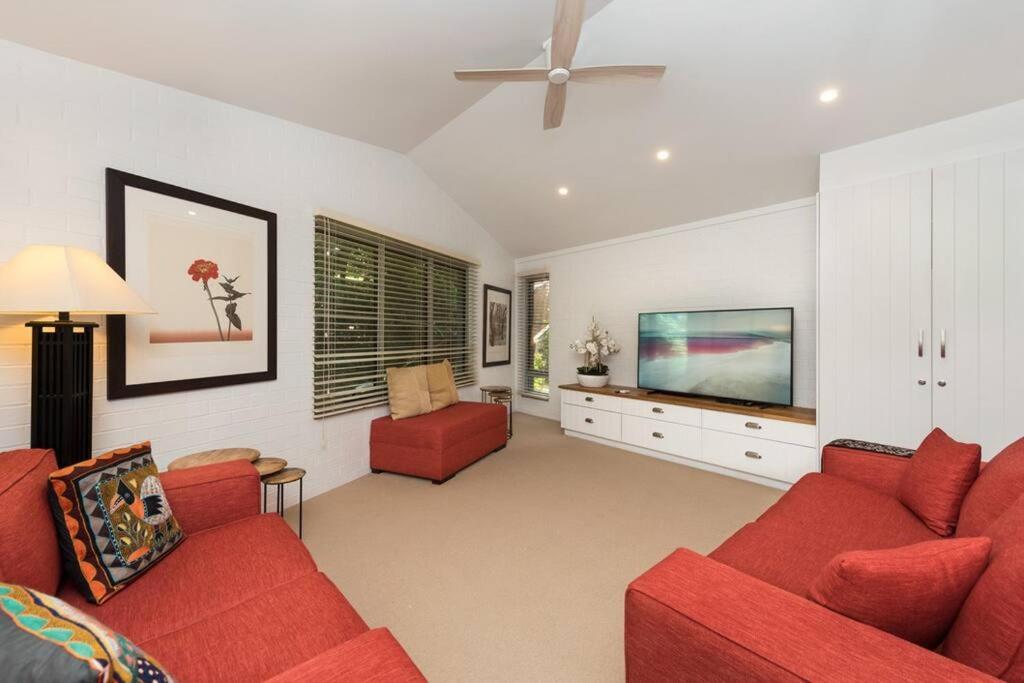 'Nirvana' - Beachfront Luxury Family Home Mollymook