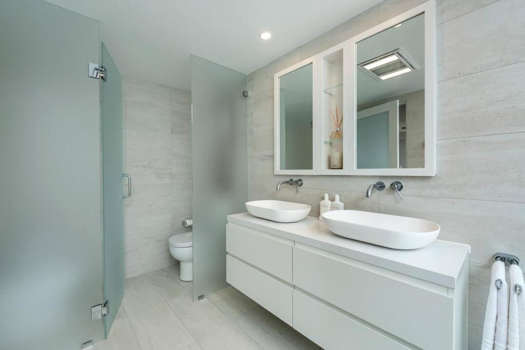 'Nirvana' - Beachfront Luxury Family Home Mollymook