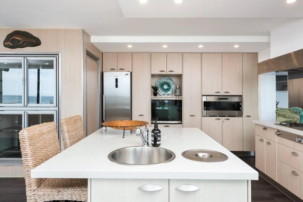 'Nirvana' - Beachfront Luxury Family Home Mollymook