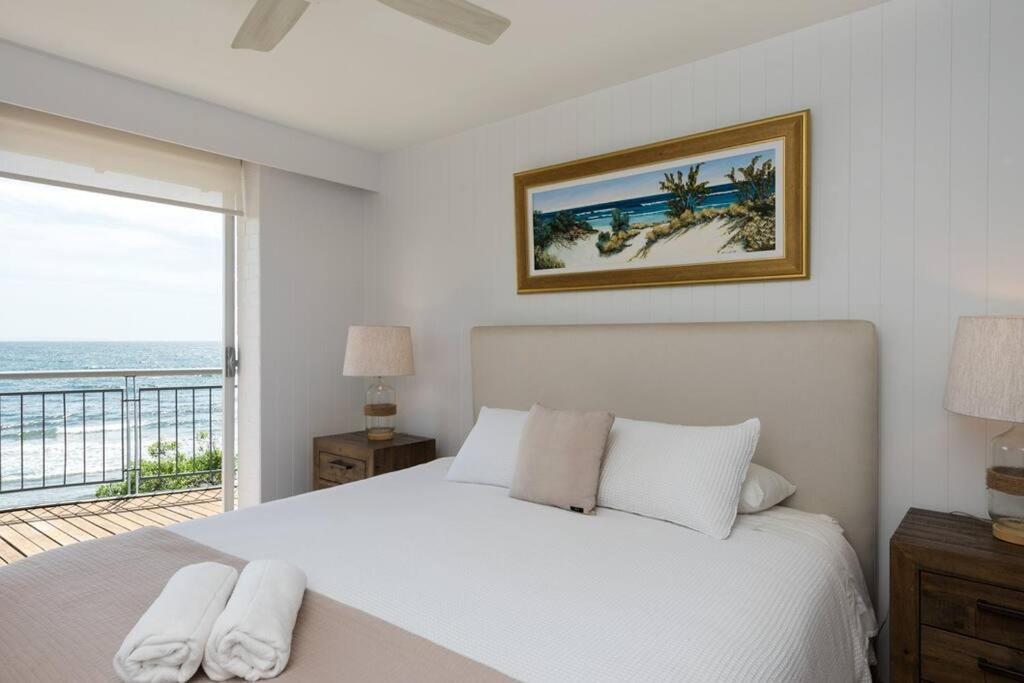 'Nirvana' - Beachfront Luxury Family Home Mollymook