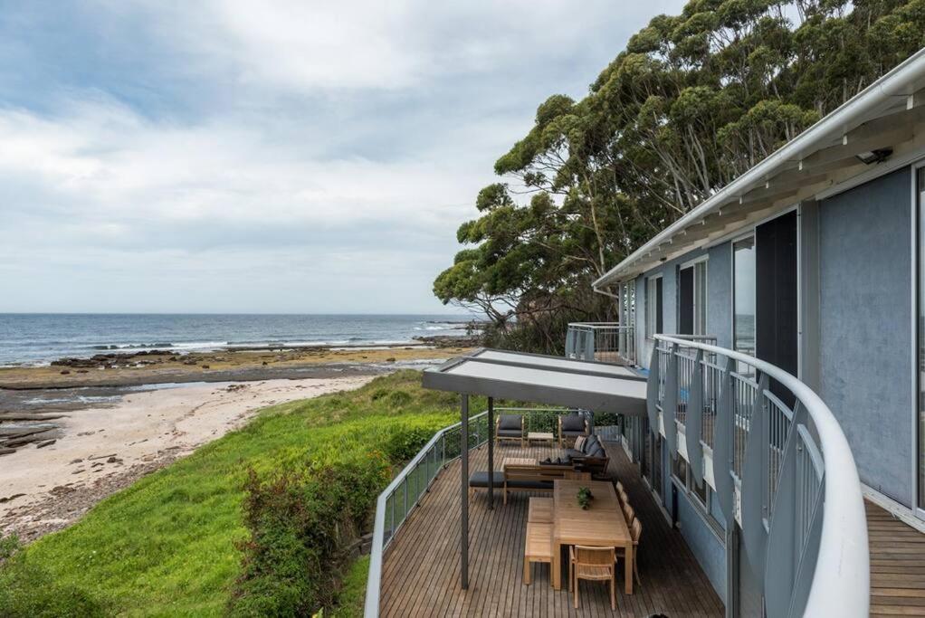 'Nirvana' - Beachfront Luxury Family Home Mollymook