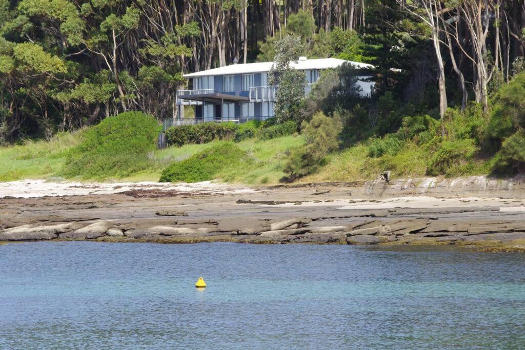 'Nirvana' - Beachfront Luxury Family Home Mollymook