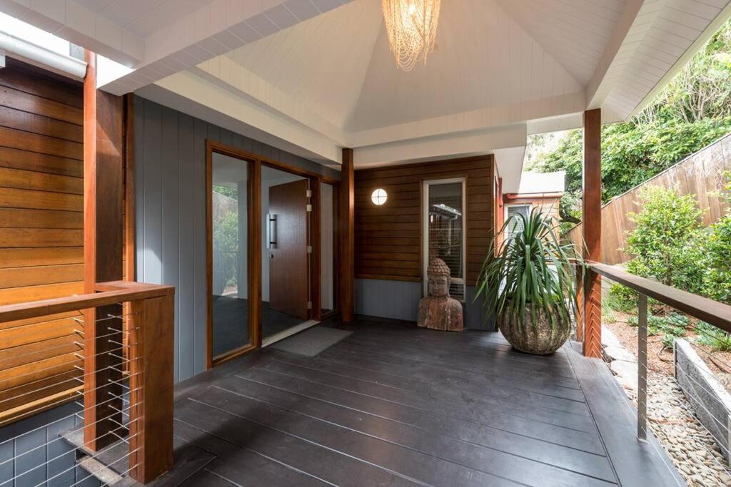 'Nirvana' - Beachfront Luxury Family Home Mollymook