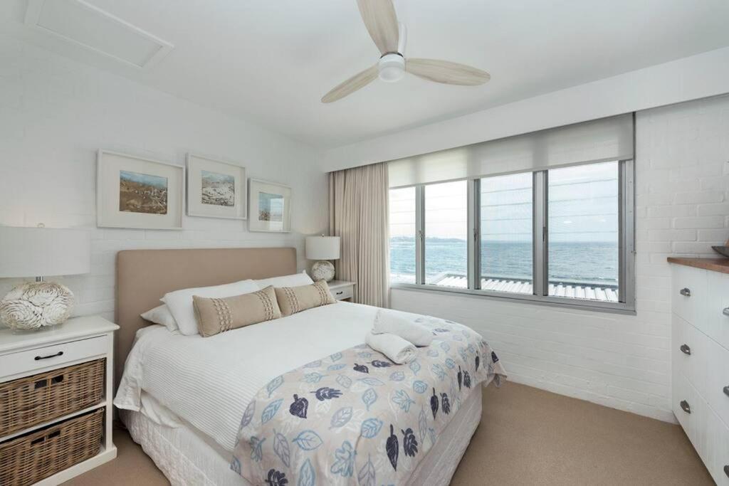 'Nirvana' - Beachfront Luxury Family Home Mollymook