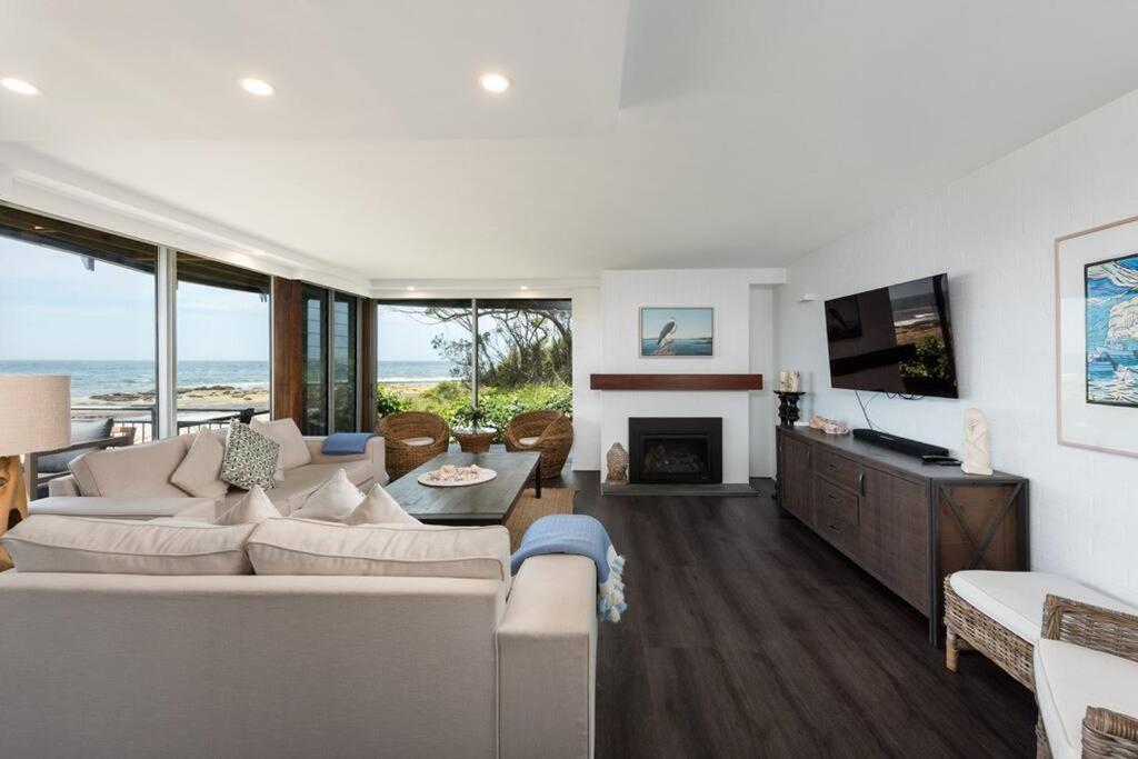 'Nirvana' - Beachfront Luxury Family Home Mollymook