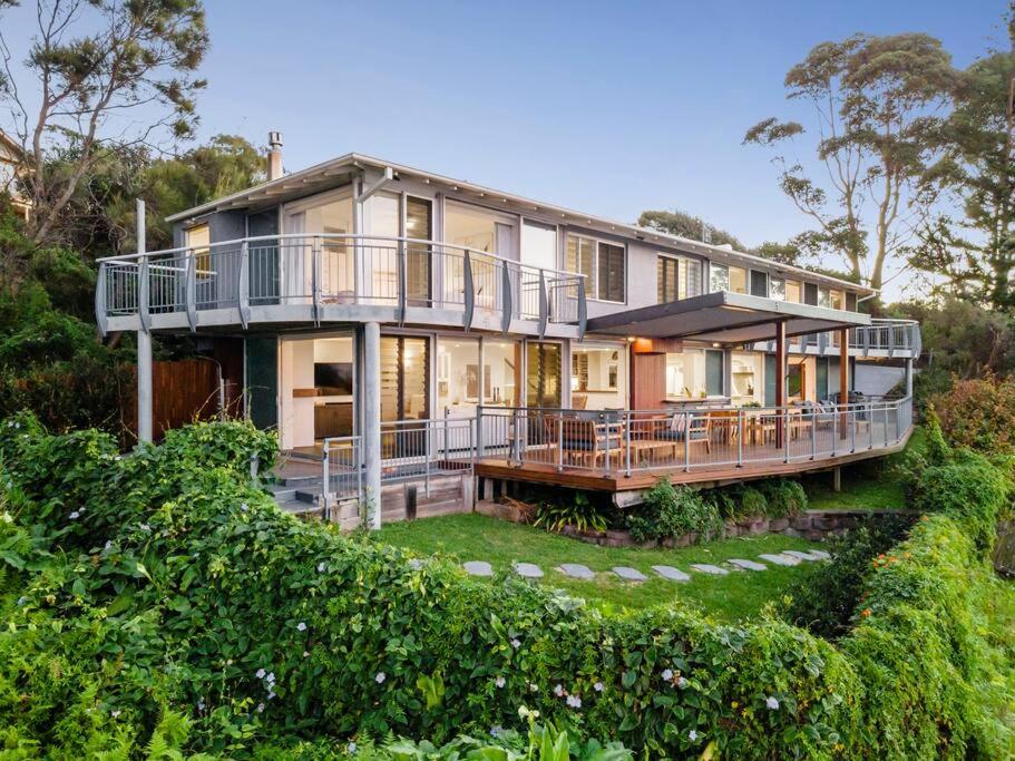 'Nirvana' - Beachfront Luxury Family Home Mollymook