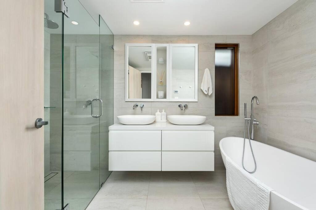 'Nirvana' - Beachfront Luxury Family Home Mollymook