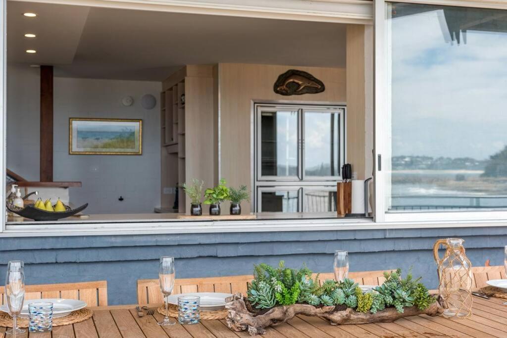 'Nirvana' - Beachfront Luxury Family Home Mollymook