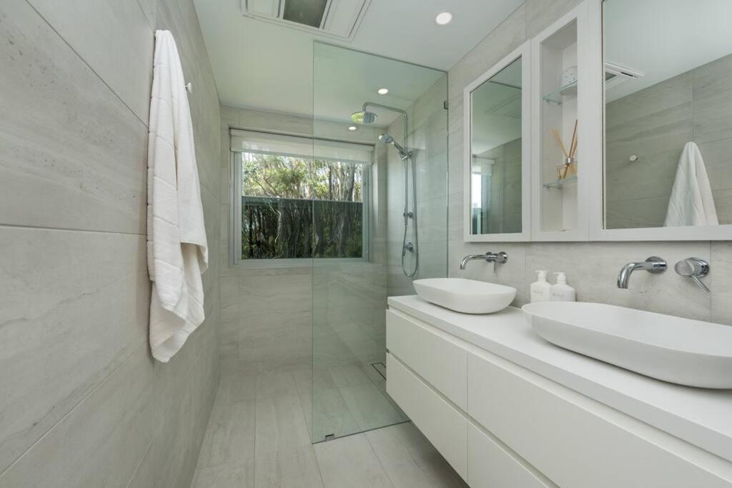 'Nirvana' - Beachfront Luxury Family Home Mollymook