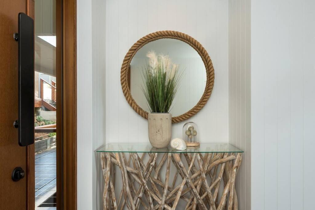 'Nirvana' - Beachfront Luxury Family Home Mollymook
