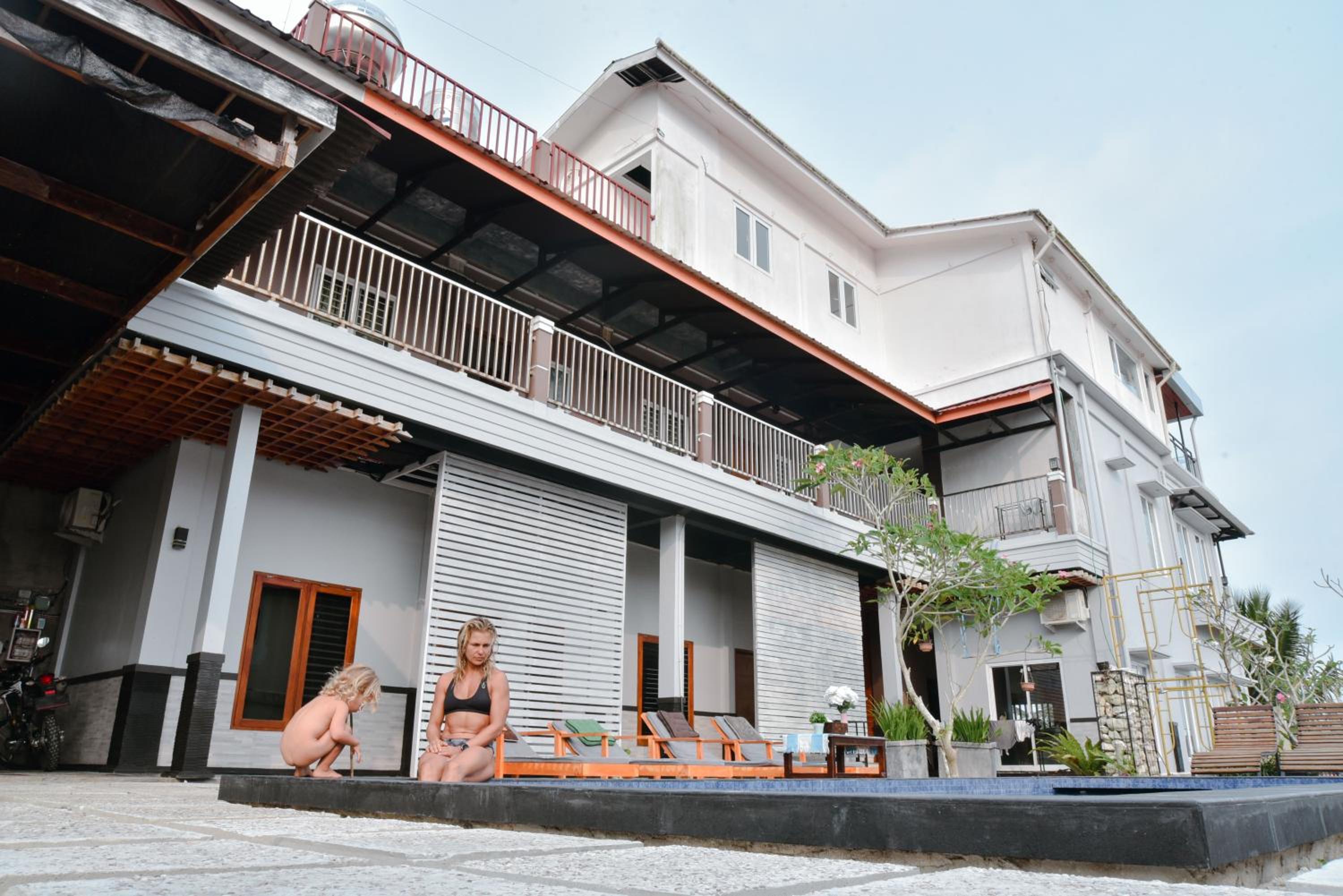Oseda Nias Surf House