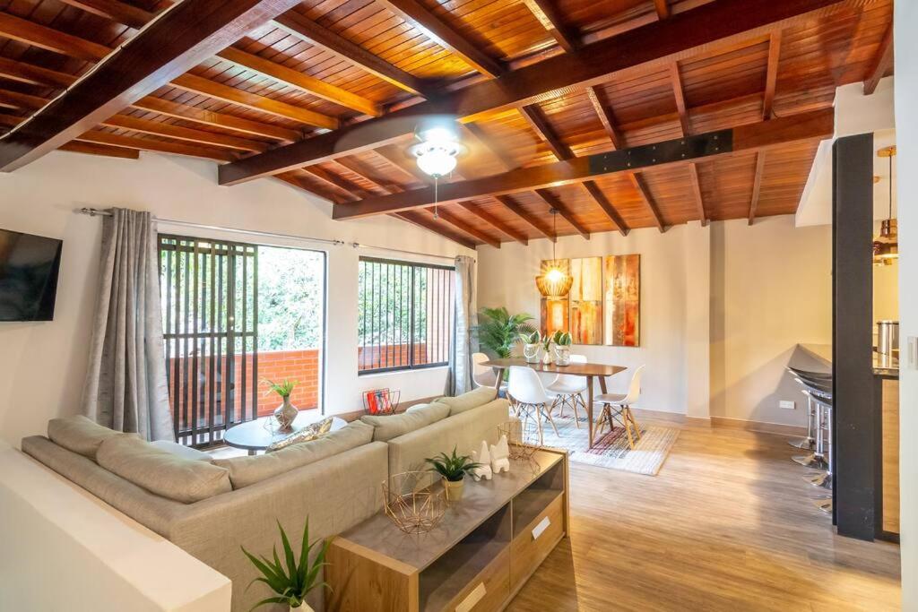 Casa Jardines, moderna y tradicional casa en Envigado
