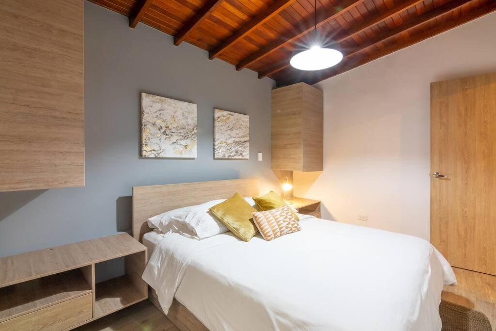 Casa Jardines, moderna y tradicional casa en Envigado
