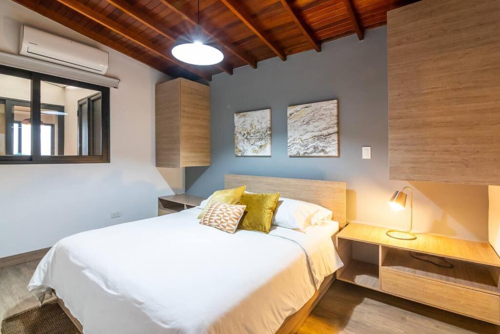 Casa Jardines, moderna y tradicional casa en Envigado