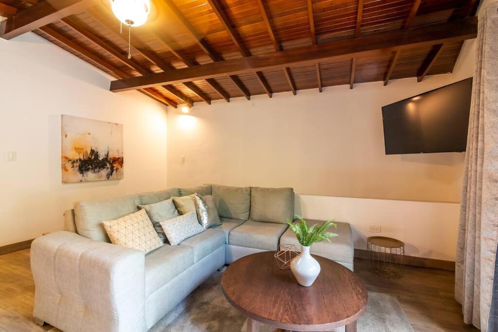 Casa Jardines, moderna y tradicional casa en Envigado