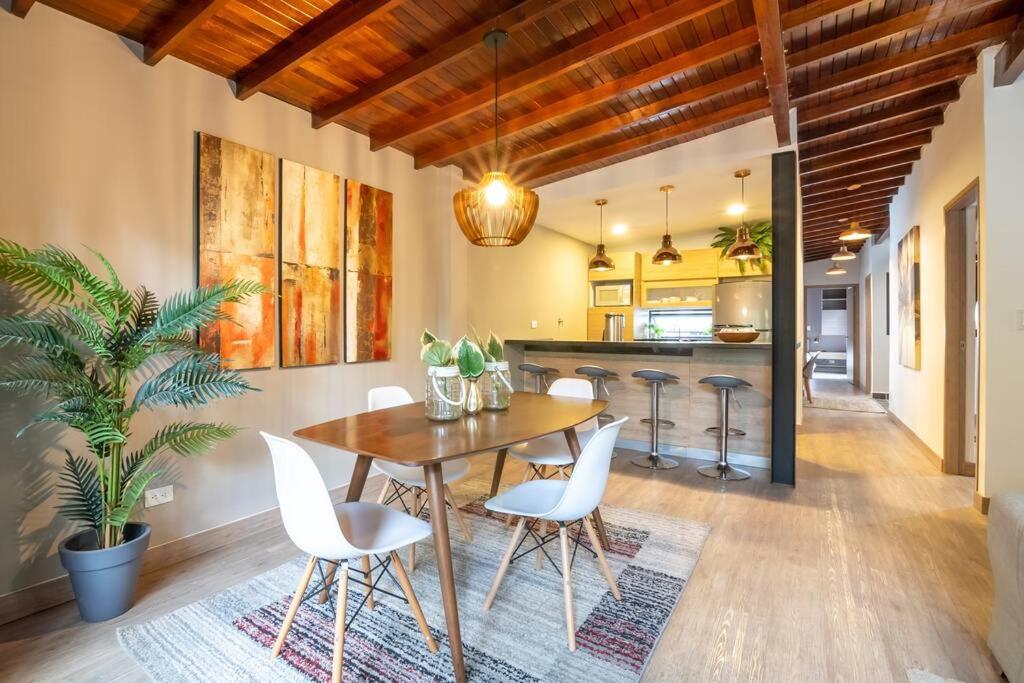 Casa Jardines, moderna y tradicional casa en Envigado