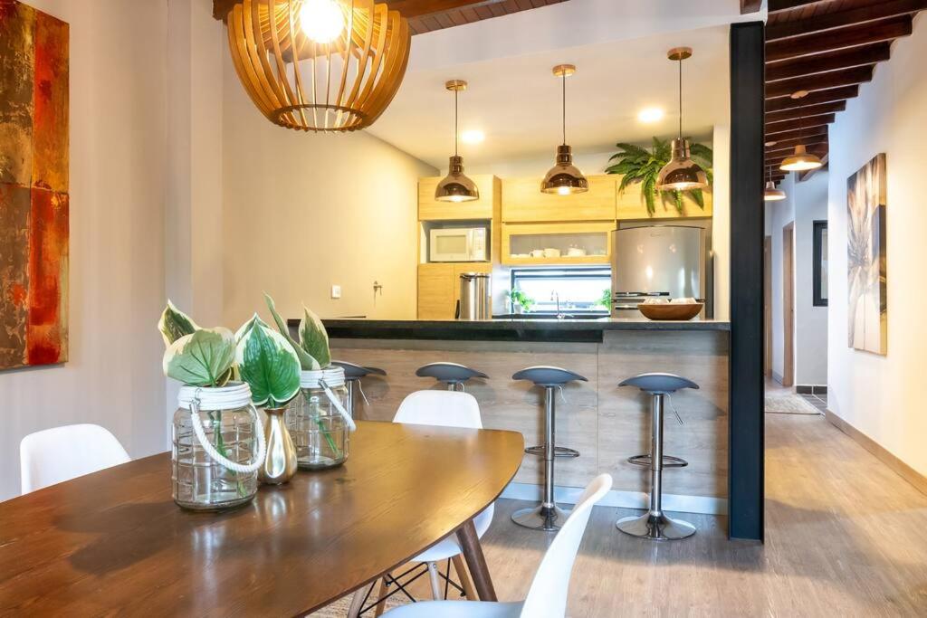 Casa Jardines, moderna y tradicional casa en Envigado