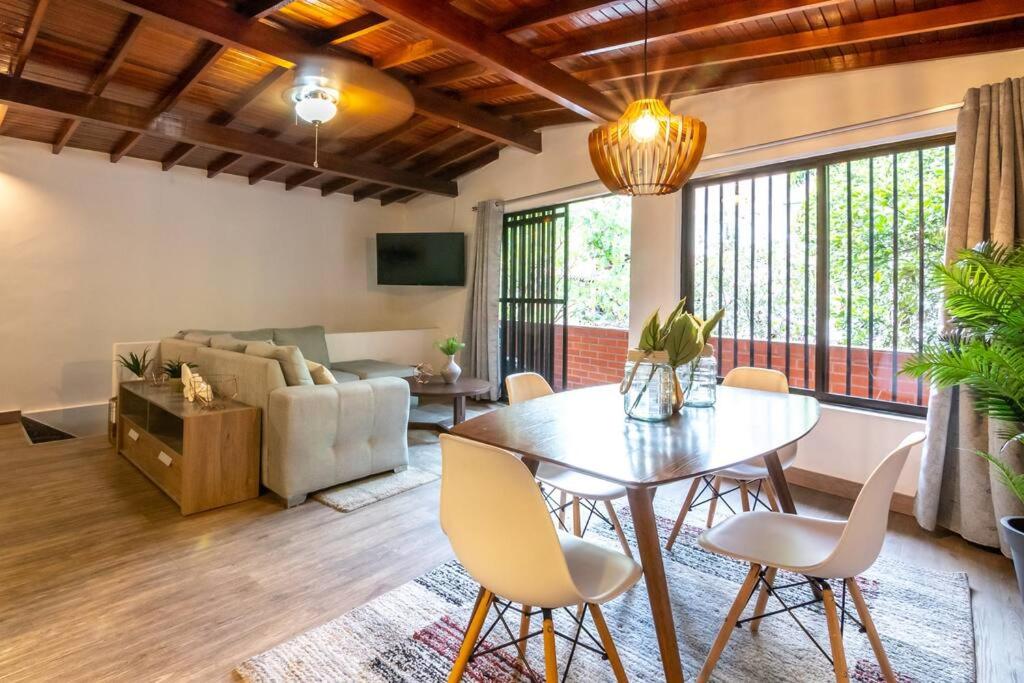 Casa Jardines, moderna y tradicional casa en Envigado