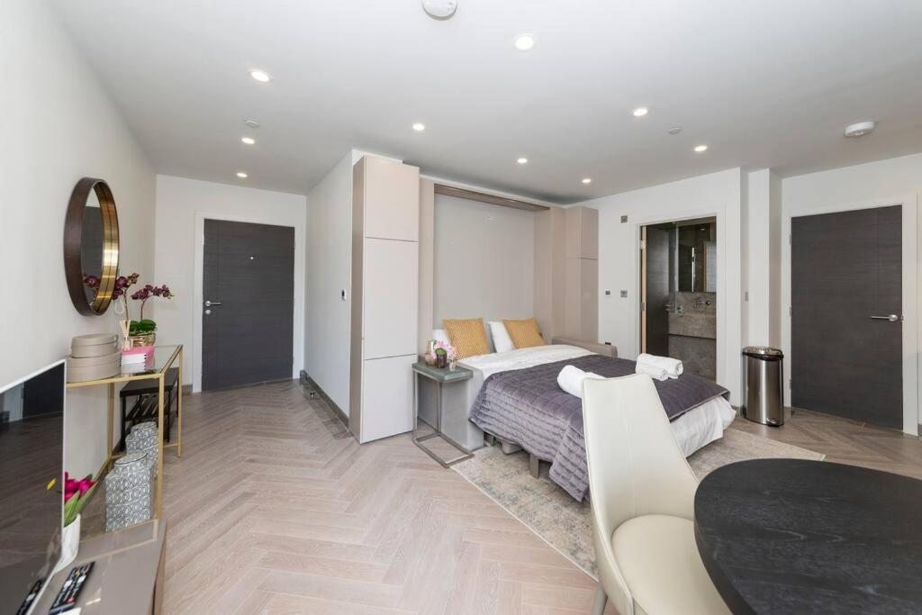 Charming Studio Flat in the Heart of Reading CHRL F1 view 3