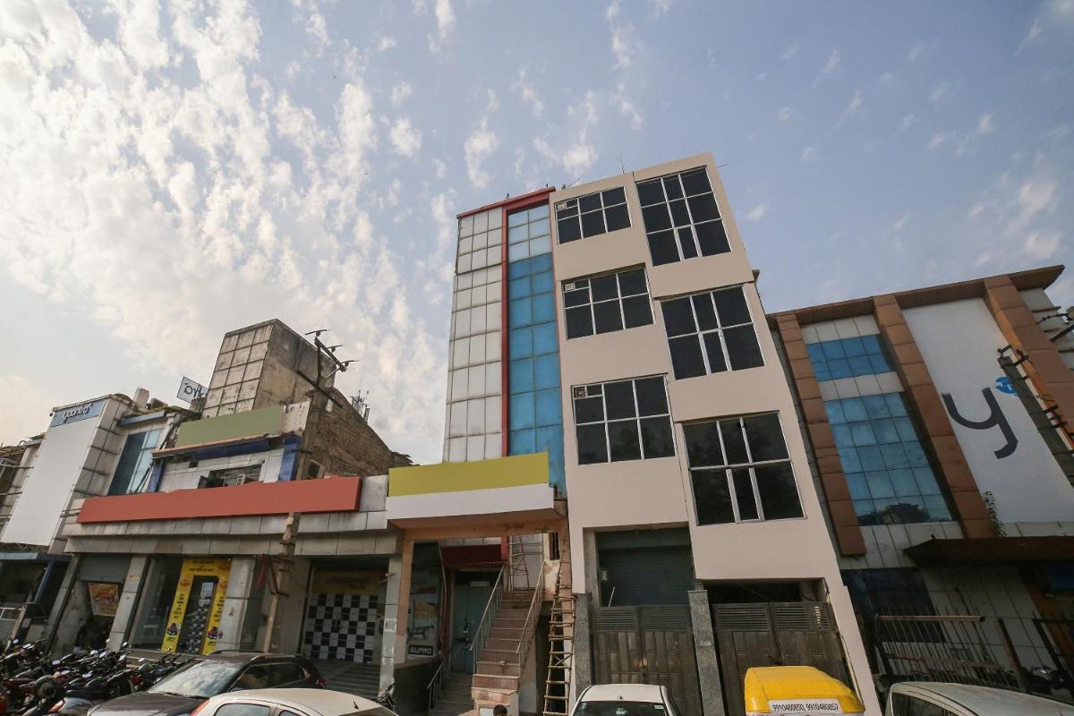 OYO Hotel West Delhi Inn Near Tdi Mall
