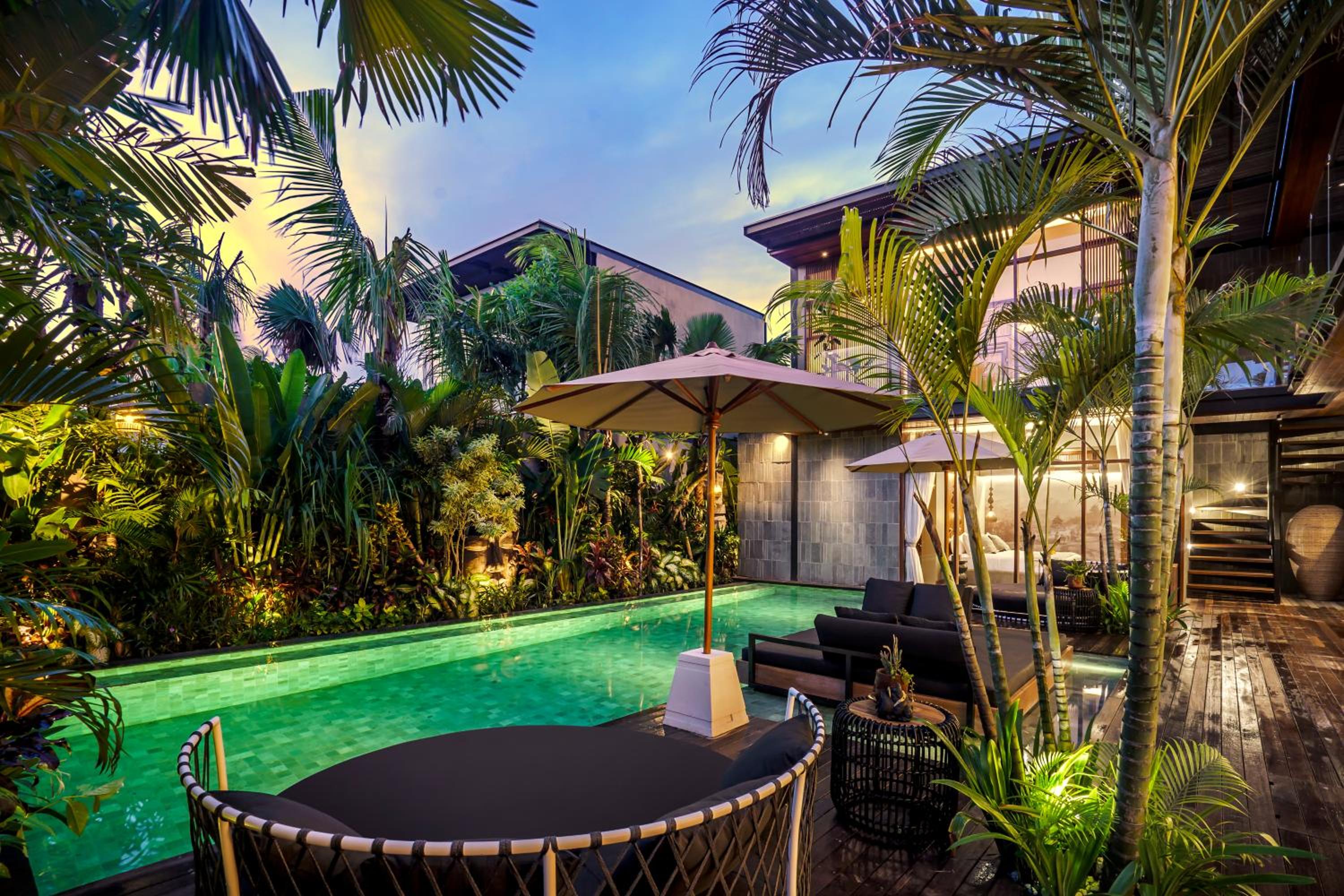 Luxury 6BR Villa, 400m to Canggu's Finns Beach photo 2