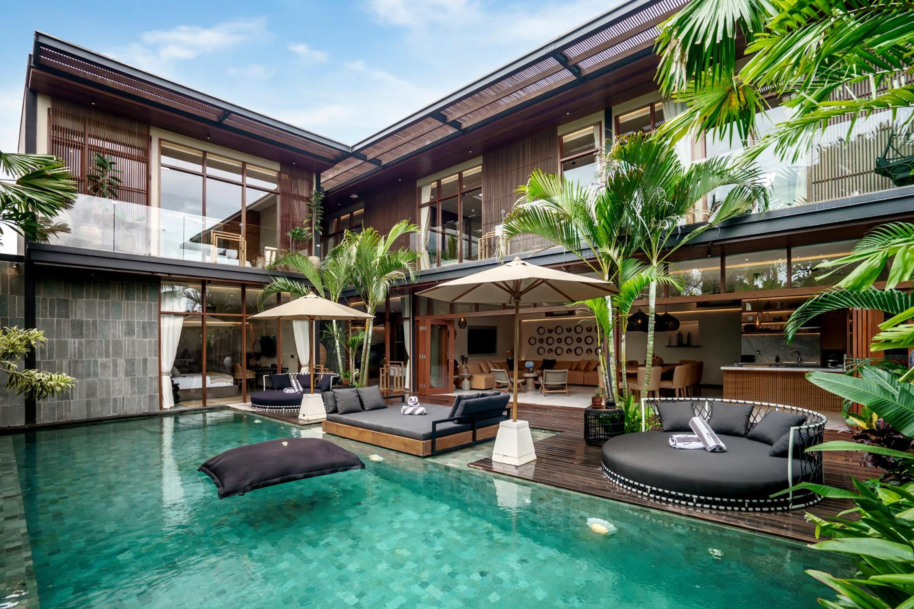 Luxury 6BR Villa, 400m to Canggu's Finns Beach photo 3
