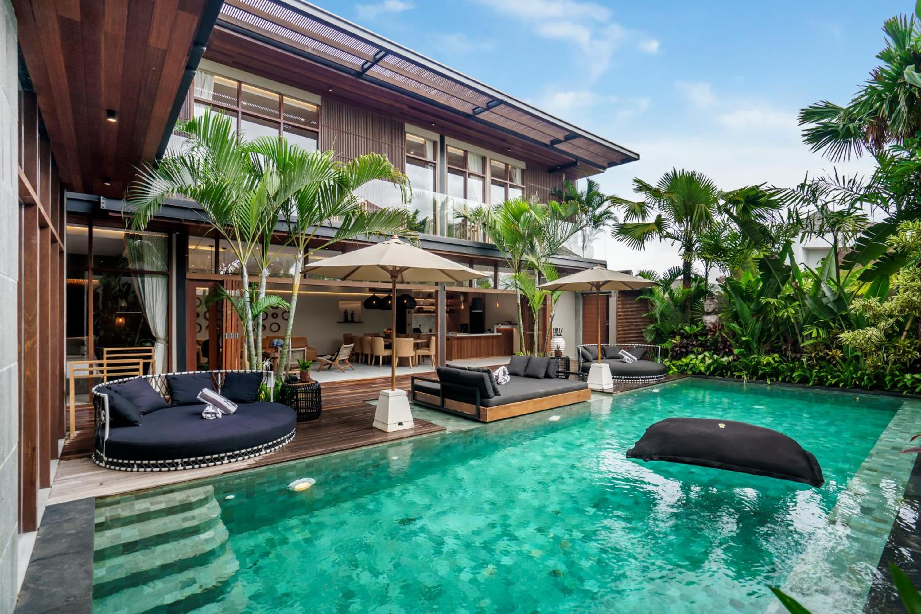 Luxury 6BR Villa, 400m to Canggu's Finns Beach photo 5