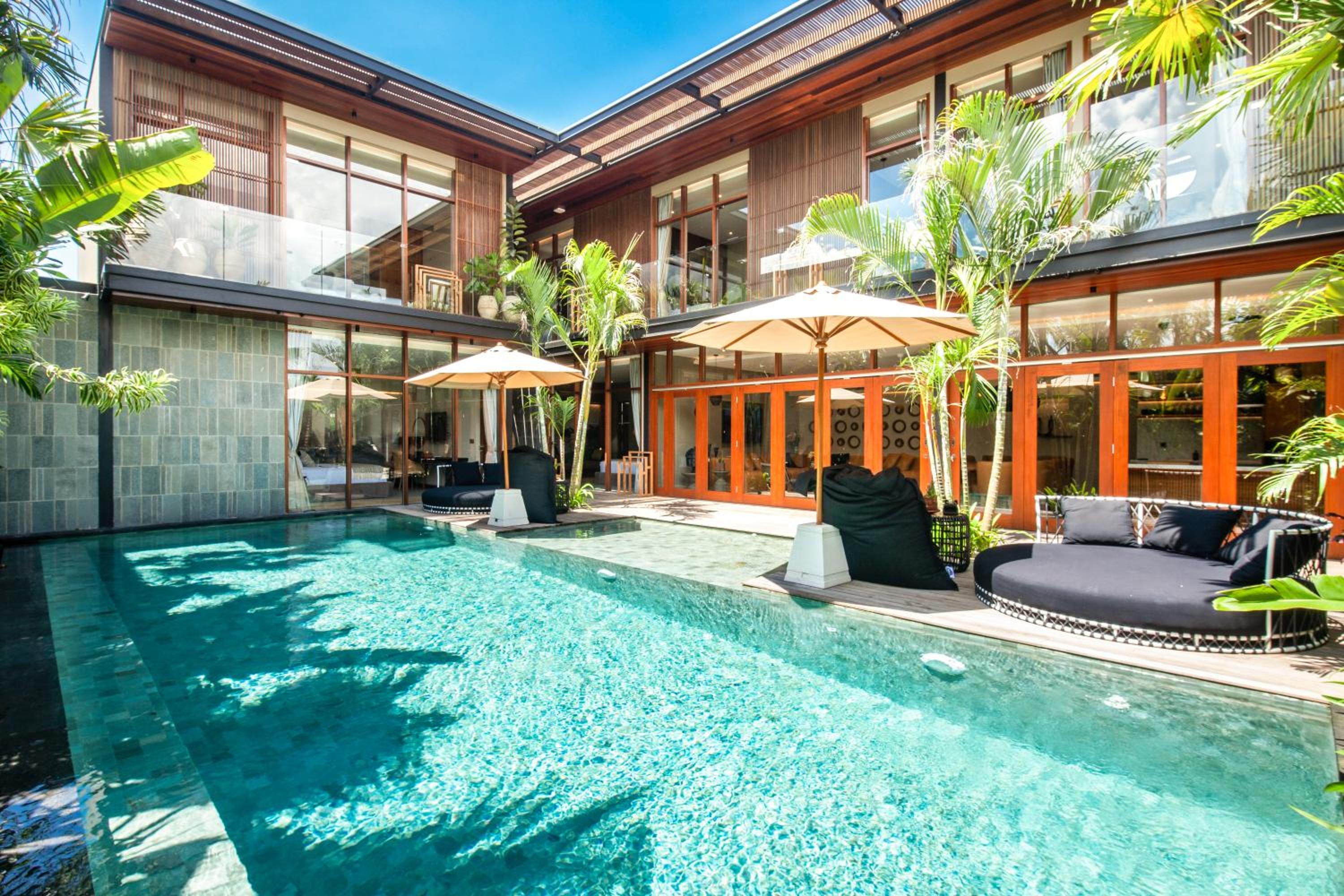 Luxury 6BR Villa, 400m to Canggu's Finns Beach photo 4