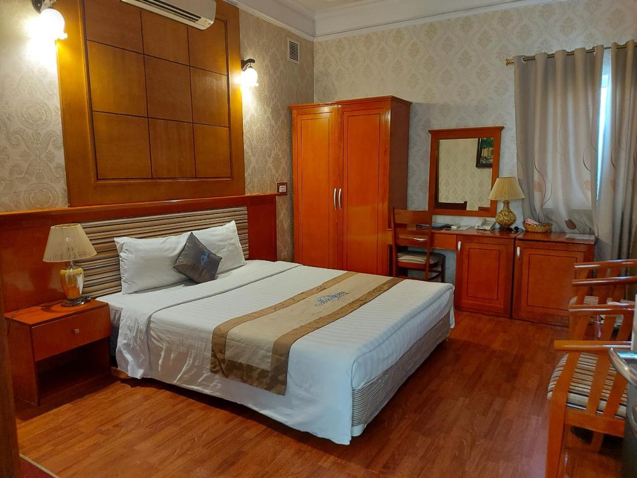 MoonView Hotel HN - by BAY LUXURY