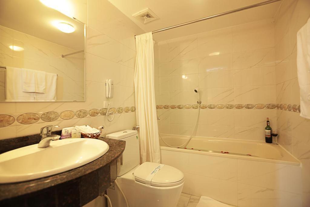 MoonView Hotel HN - by BAY LUXURY