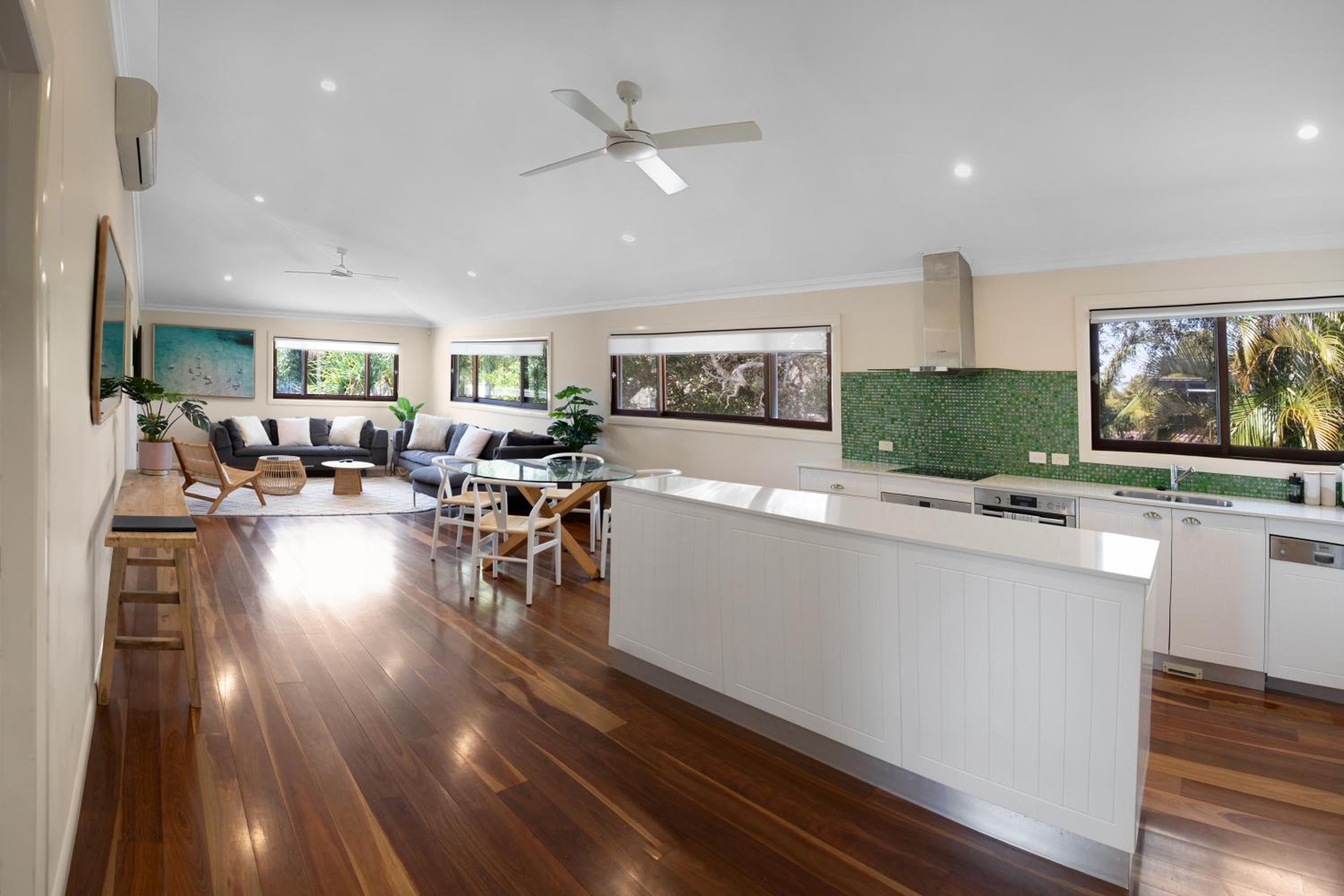 Away Guesthouse- Away on Shirley Lane