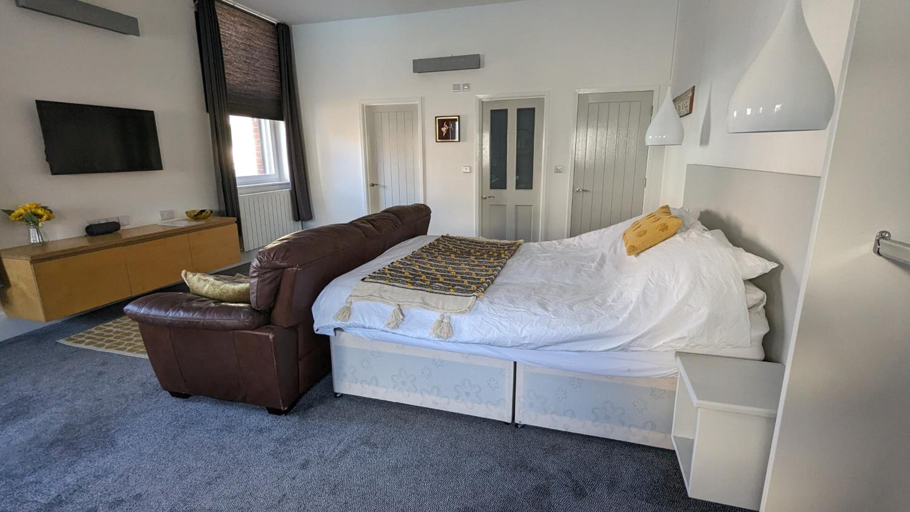 Gorgeous comfortable Apartment on the High Street view 2