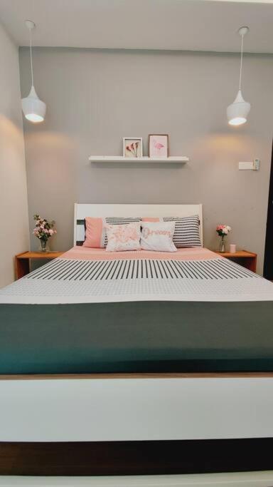 Pink Studio Serene Heights Condo One bedroom 2 beds & Sofa Bed photo 3