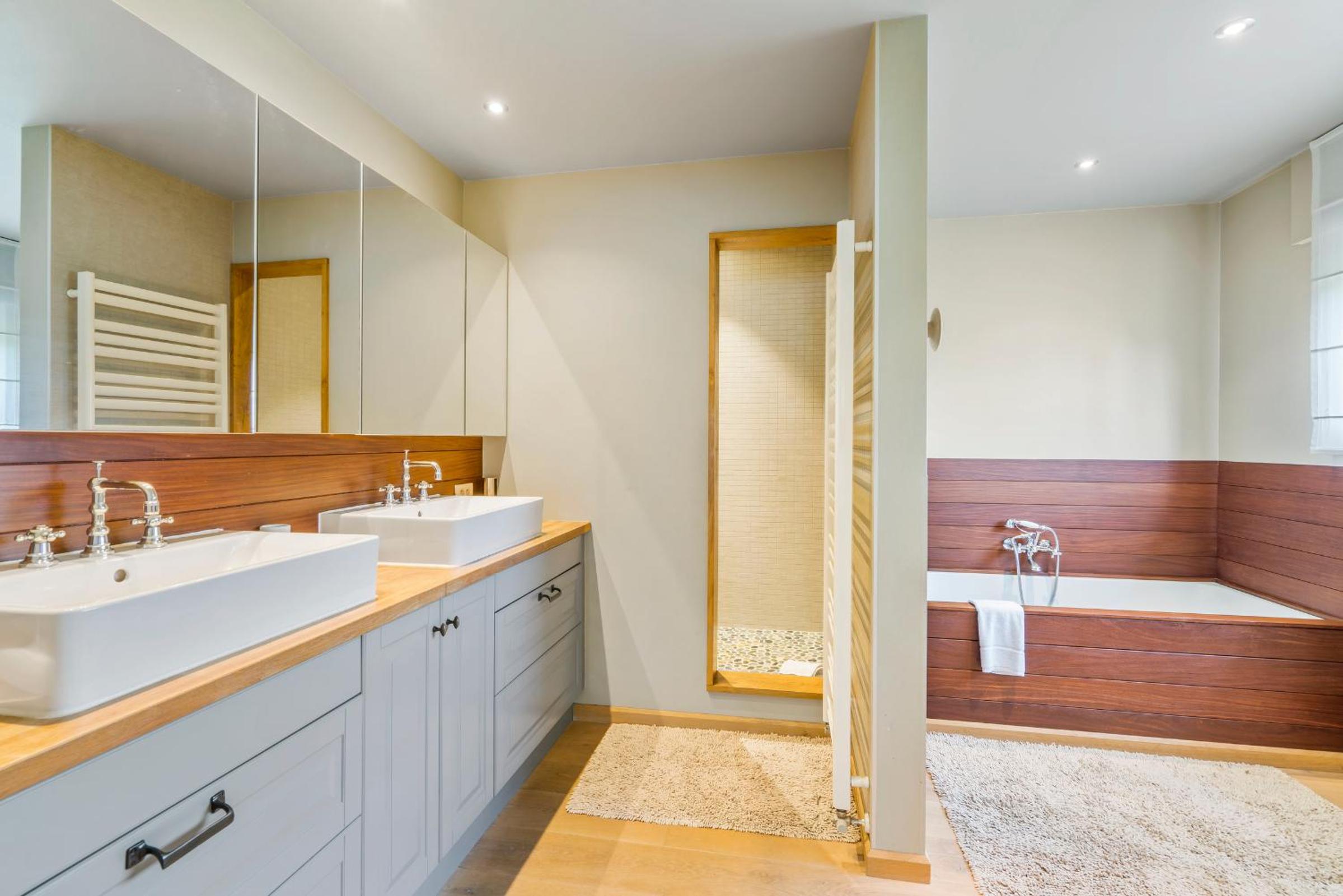 Familievilla bij strand met privé tuin & parking