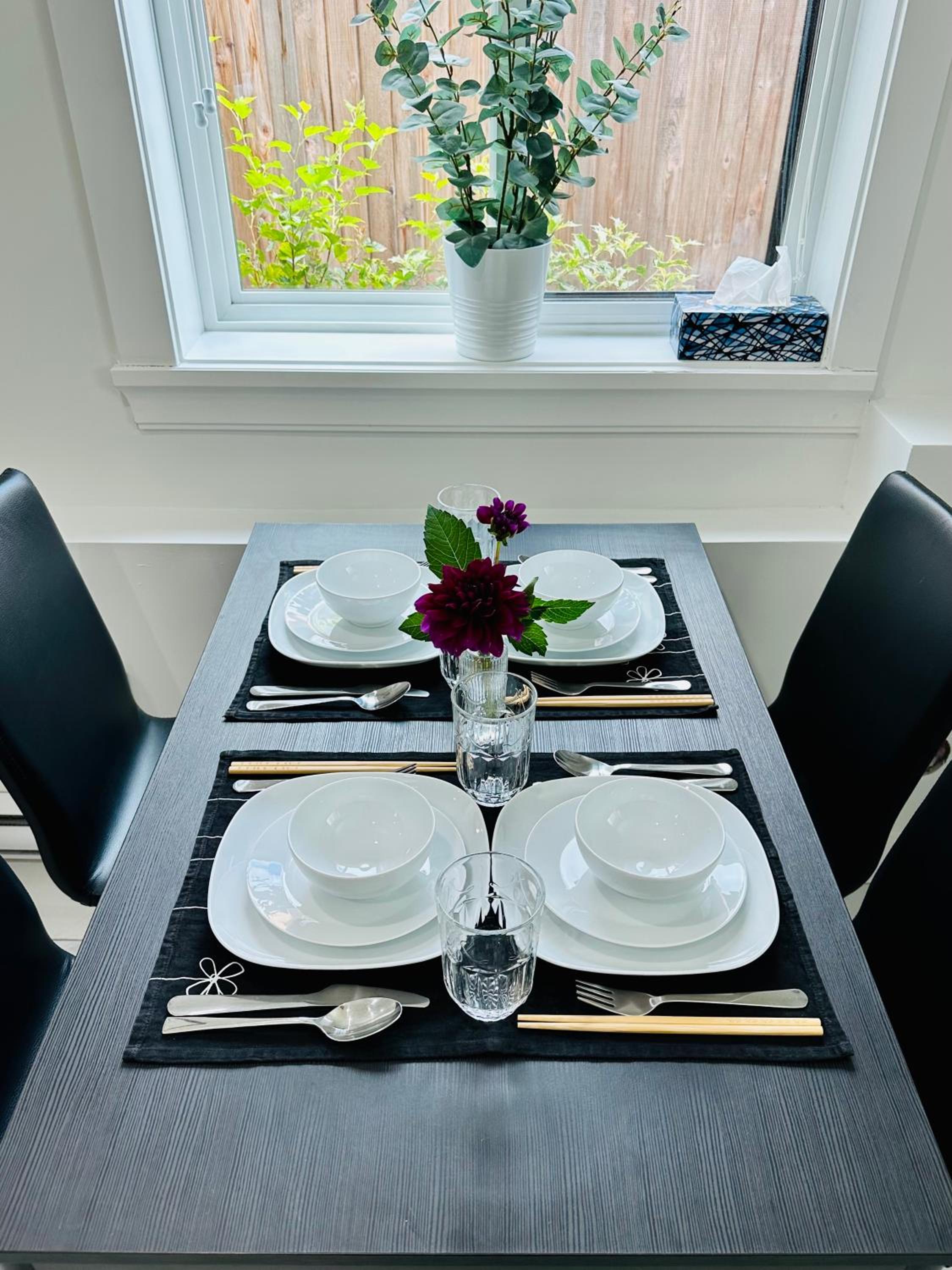 2BR 1.5BA Full Kitchen Private Guest House - Free Parking - Central Location