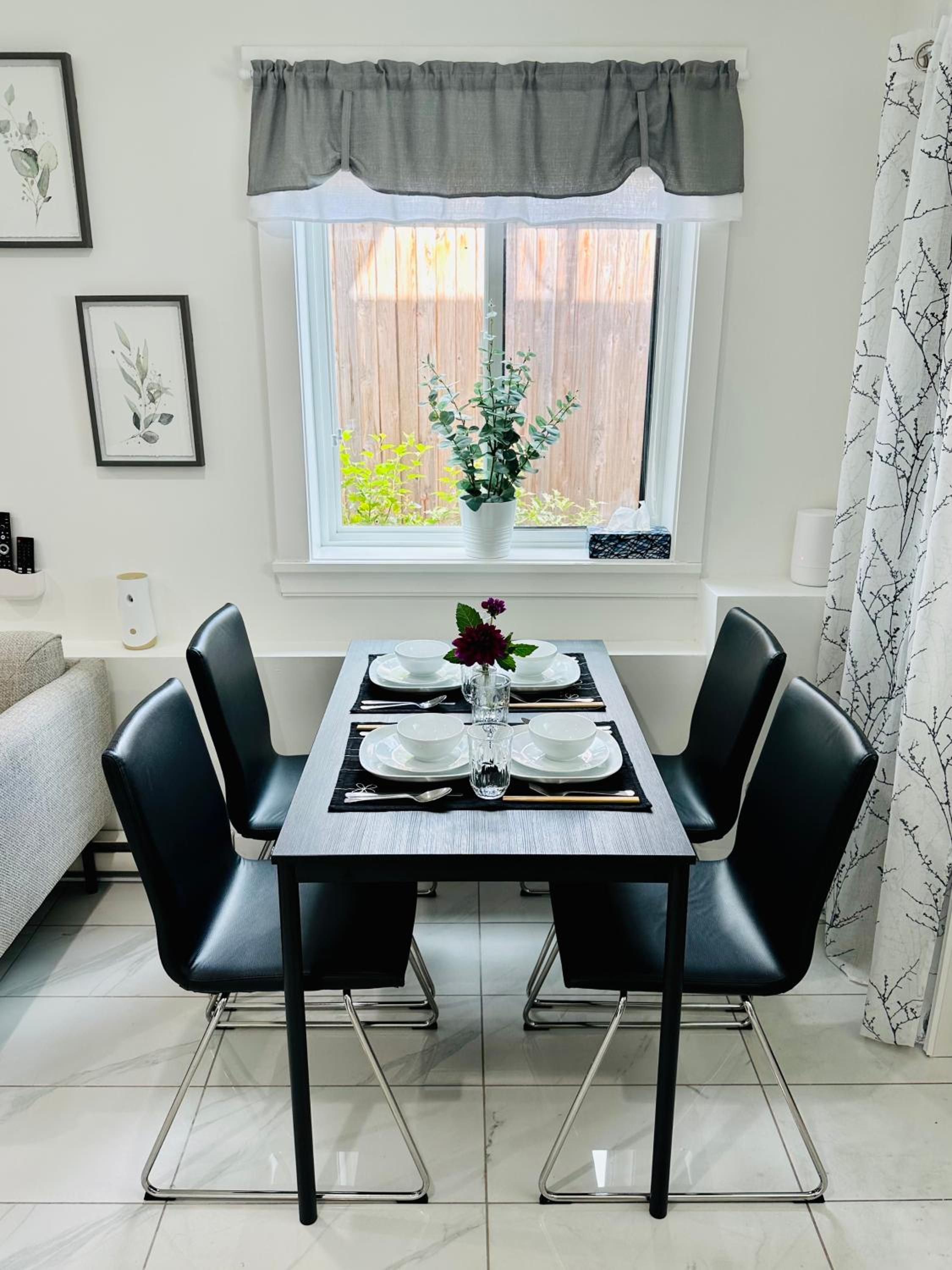 2BR 1.5BA Full Kitchen Private Guest House - Free Parking - Central Location