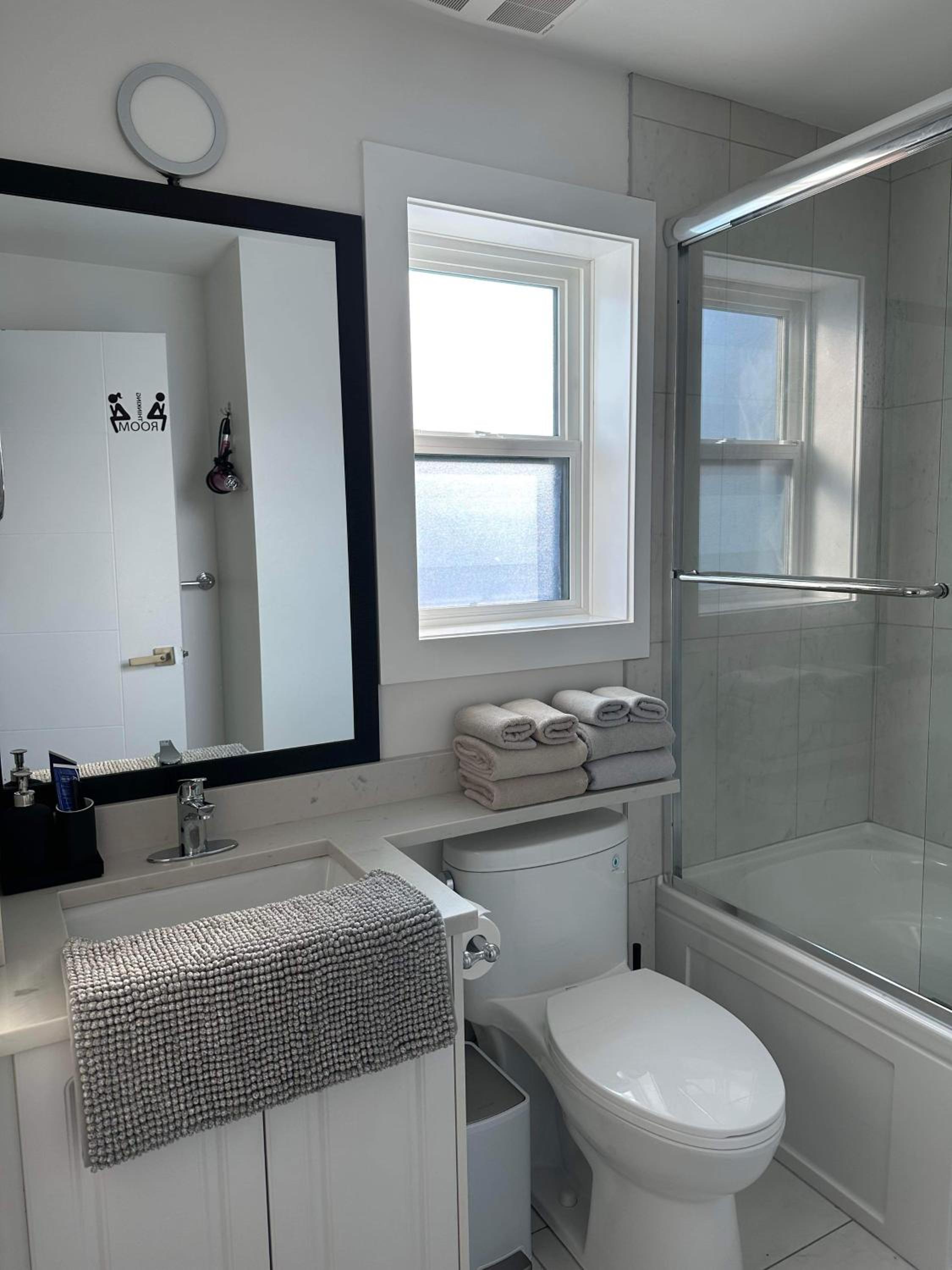 2BR 1.5BA Full Kitchen Private Guest House - Free Parking - Central Location