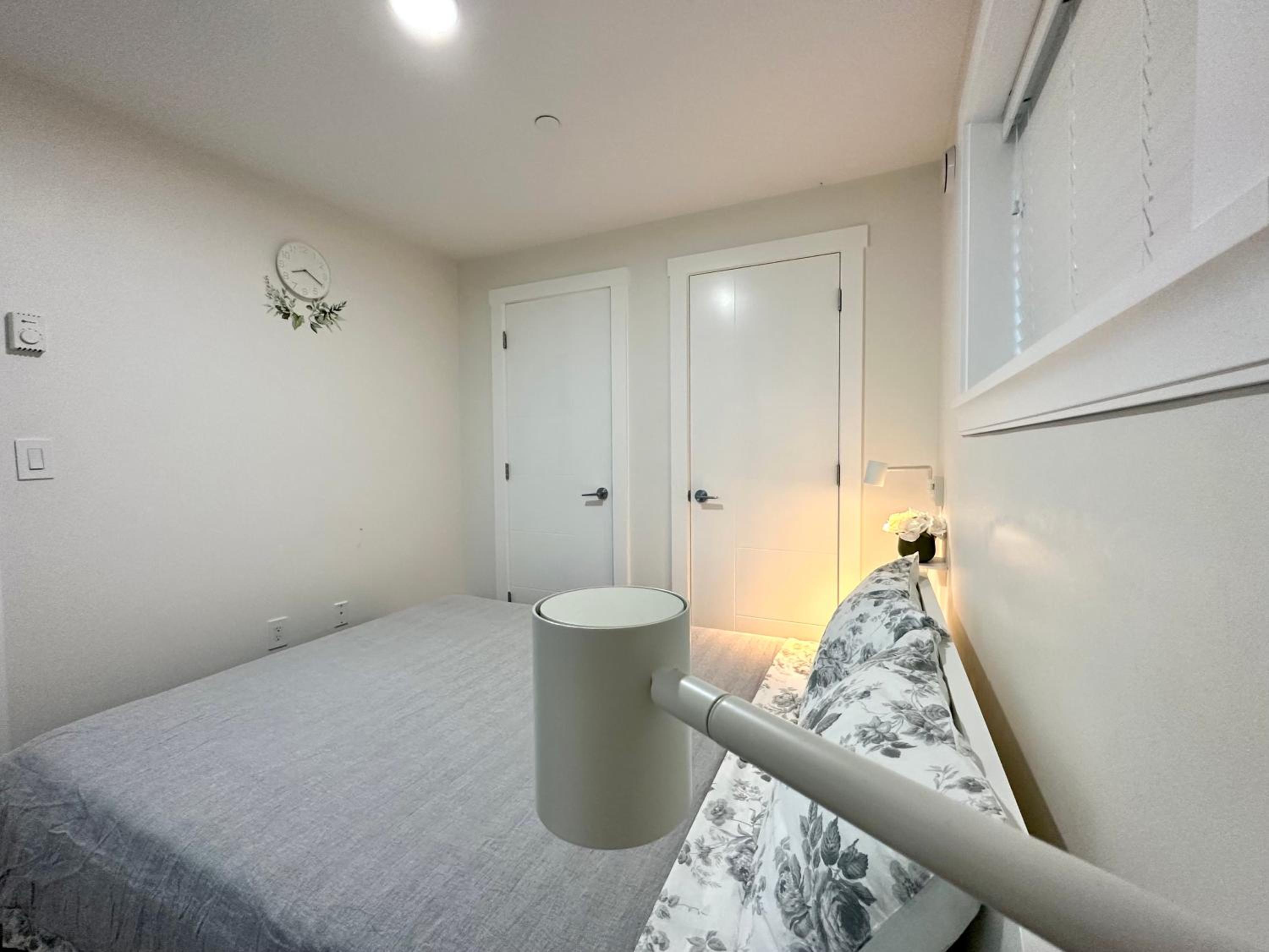 Vancouver Vacations - 2BR 1.5BA Full Kitchen Private Guest House - Free Parking - Central Location - Property Image 2
