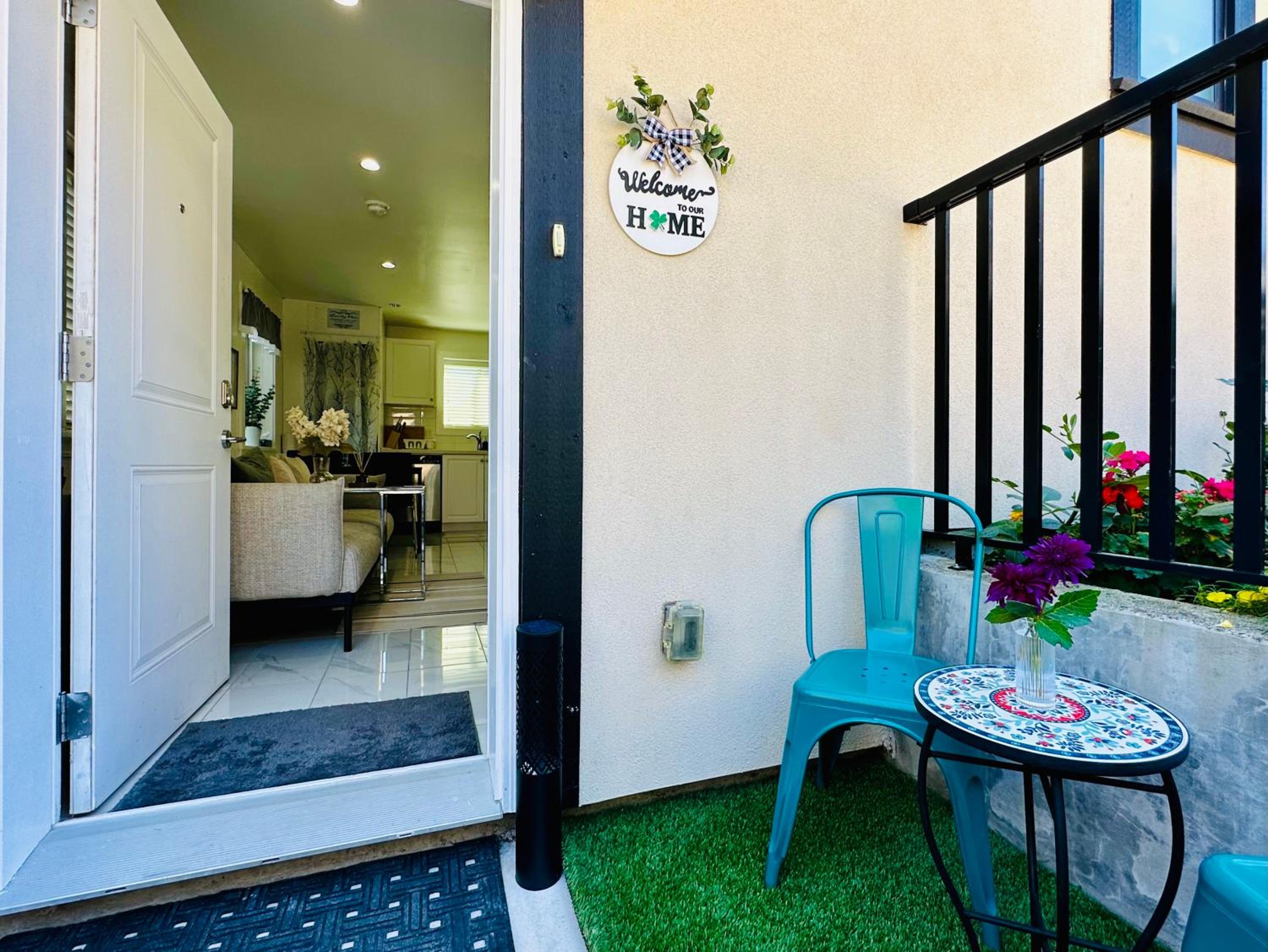 2BR 1.5BA Full Kitchen Private Guest House - Free Parking - Central Location