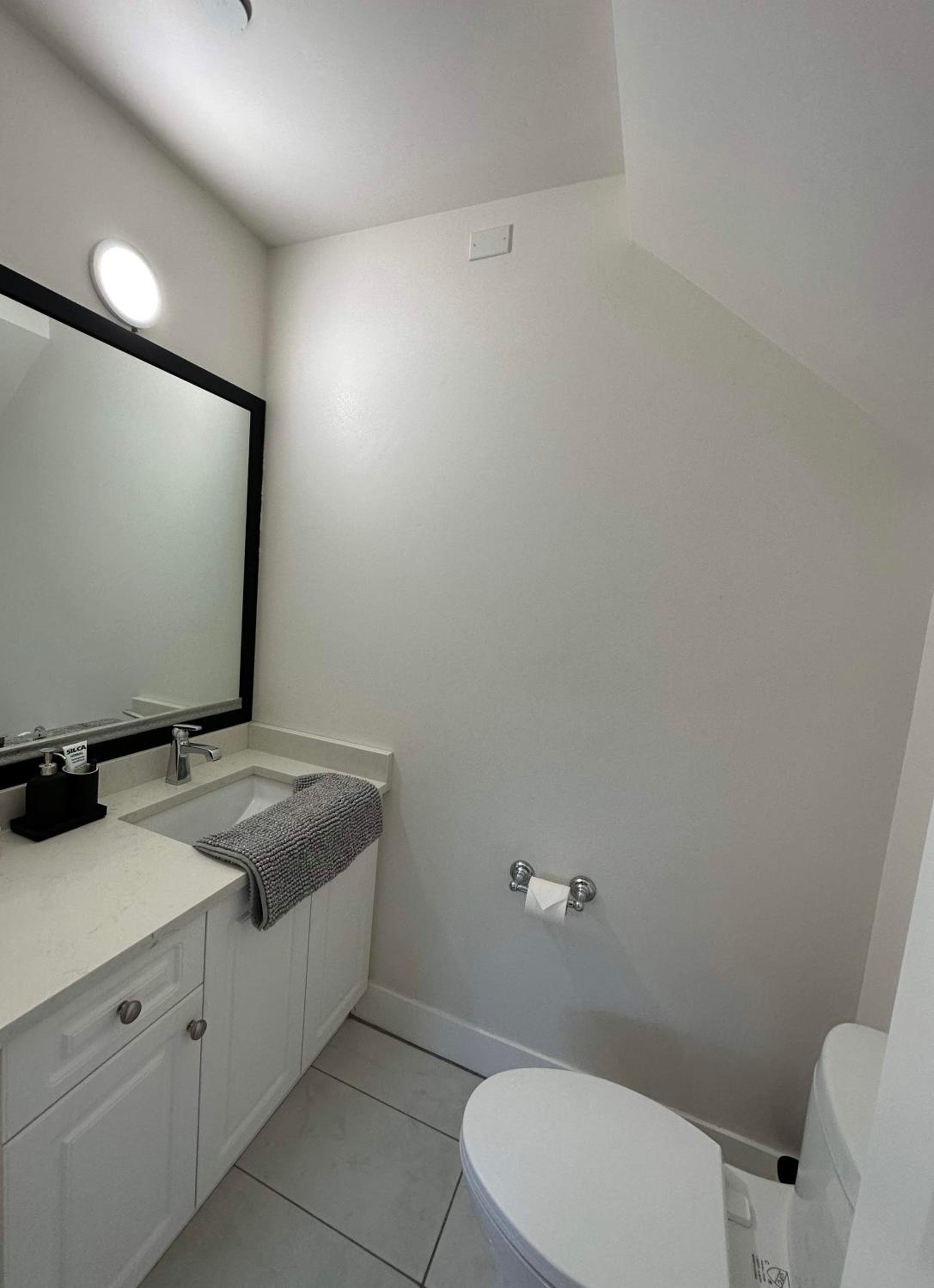 2BR 1.5BA Full Kitchen Private Guest House - Free Parking - Central Location