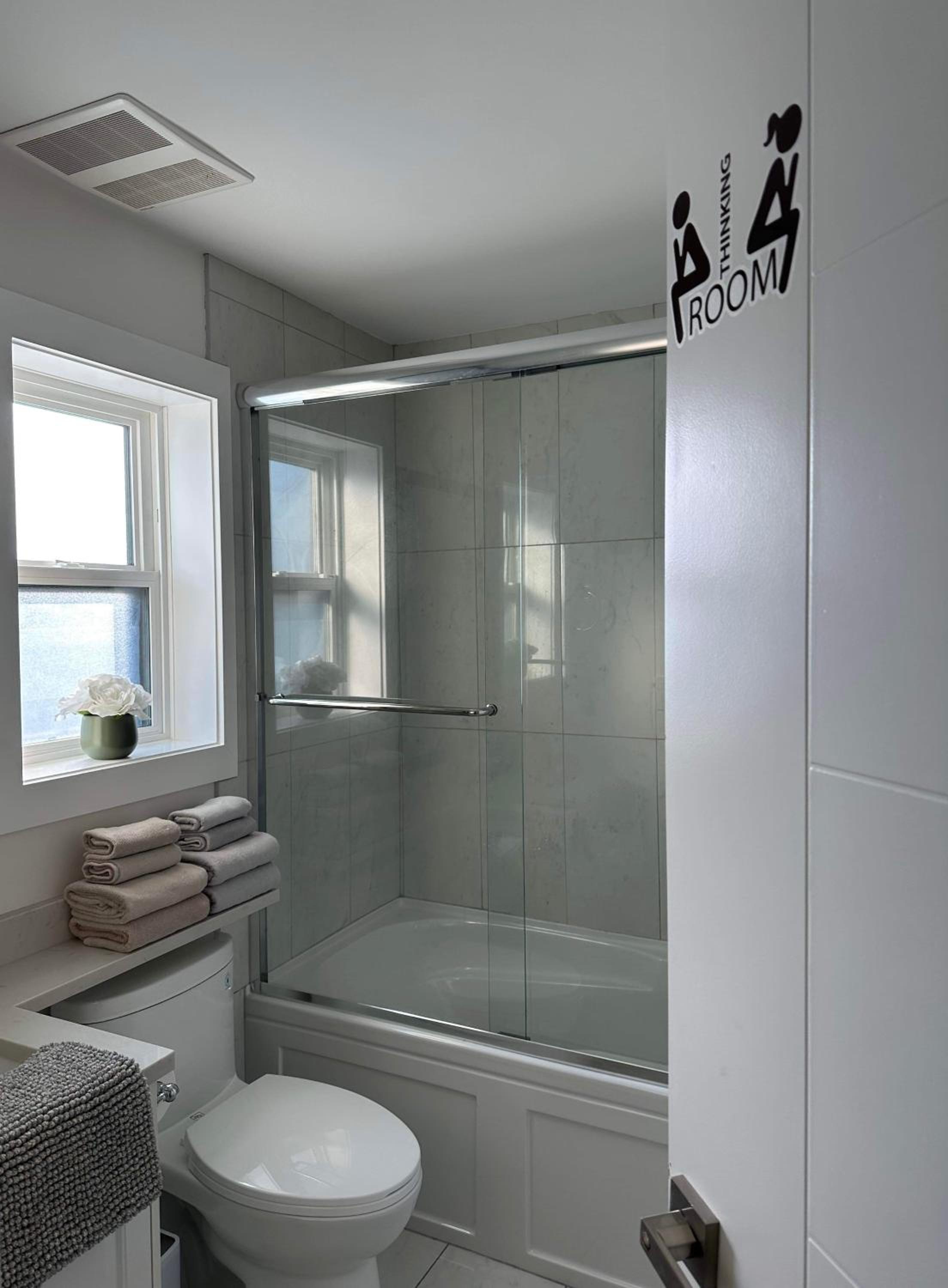 2BR 1.5BA Full Kitchen Private Guest House - Free Parking - Central Location