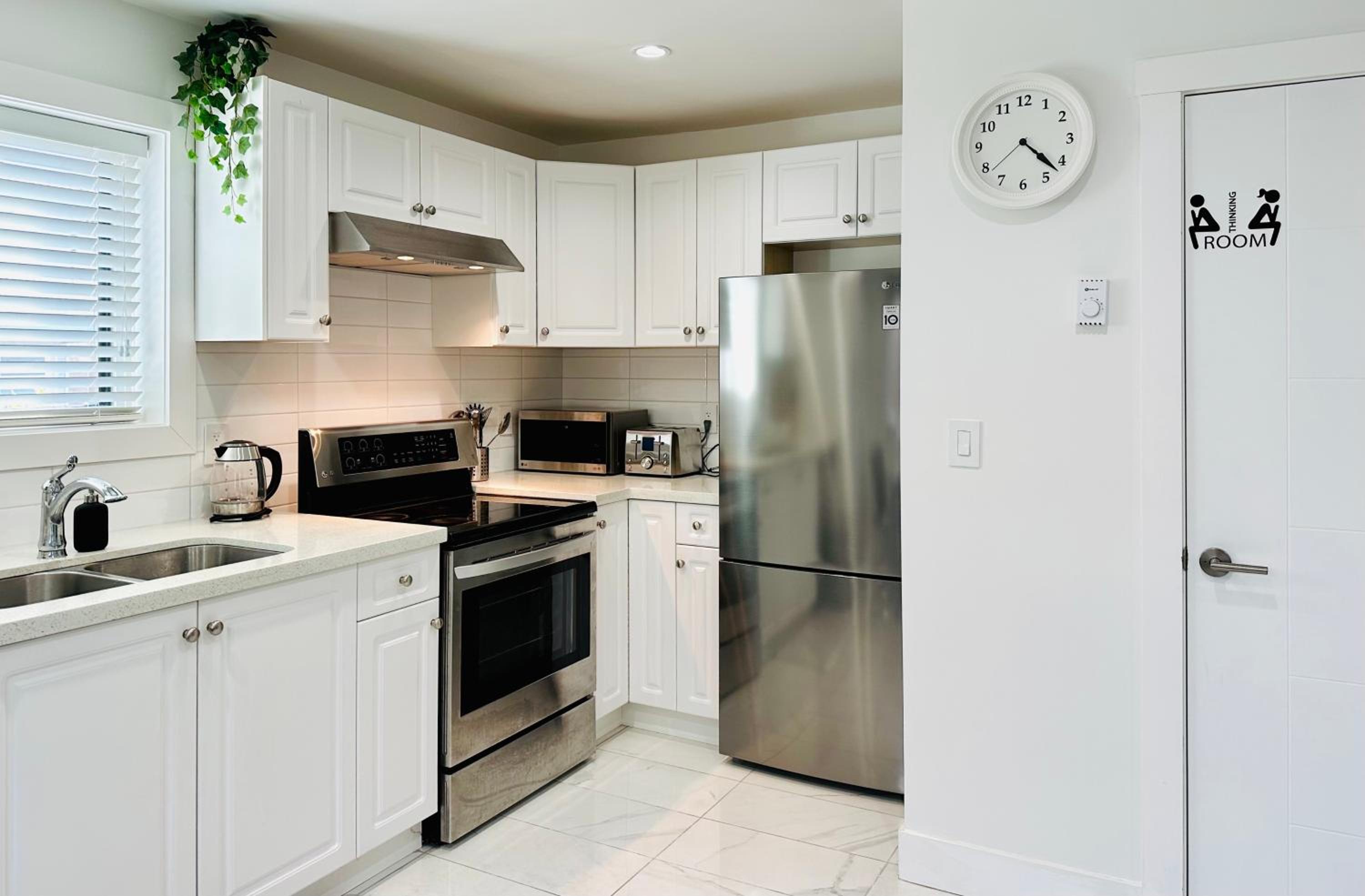 2BR 1.5BA Full Kitchen Private Guest House - Free Parking - Central Location