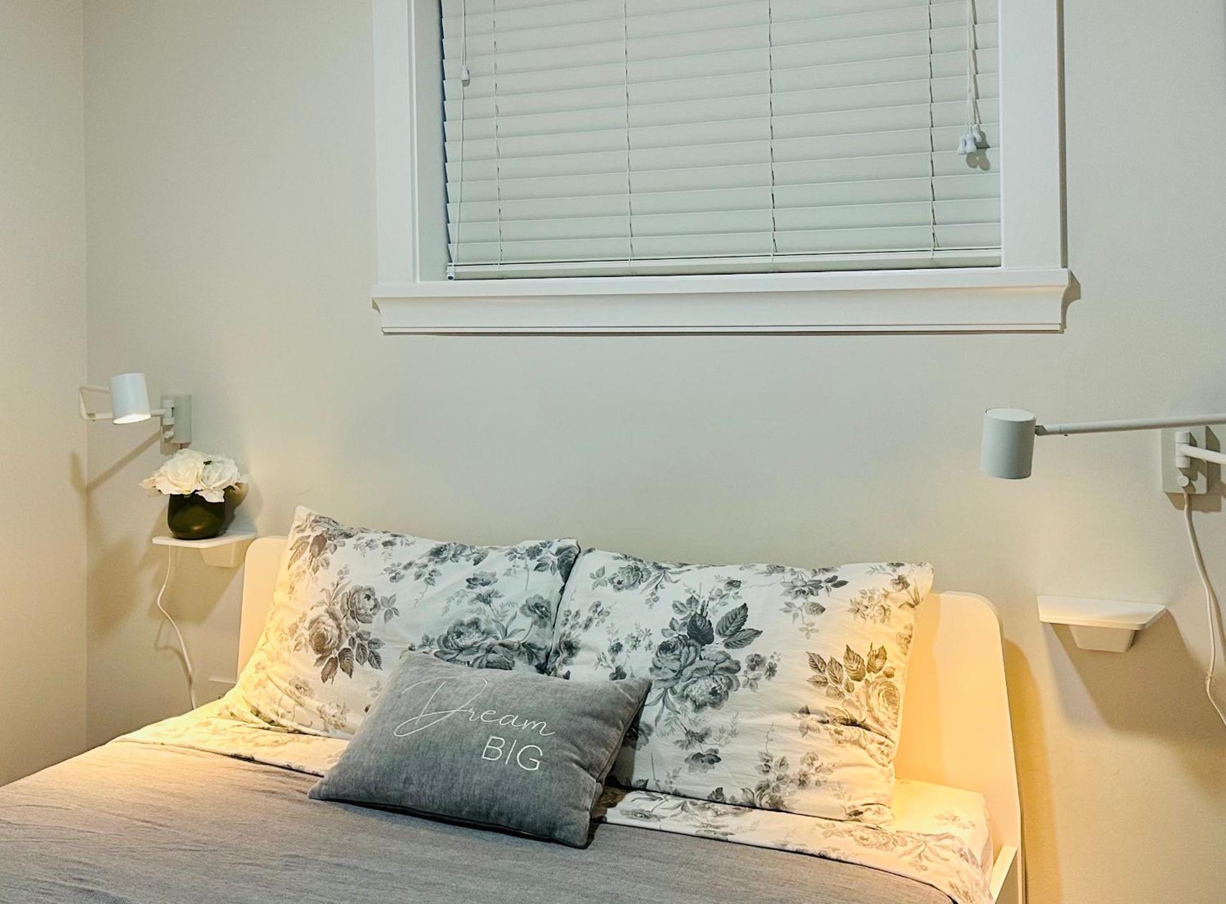 2BR 1.5BA Full Kitchen Private Guest House - Free Parking - Central Location