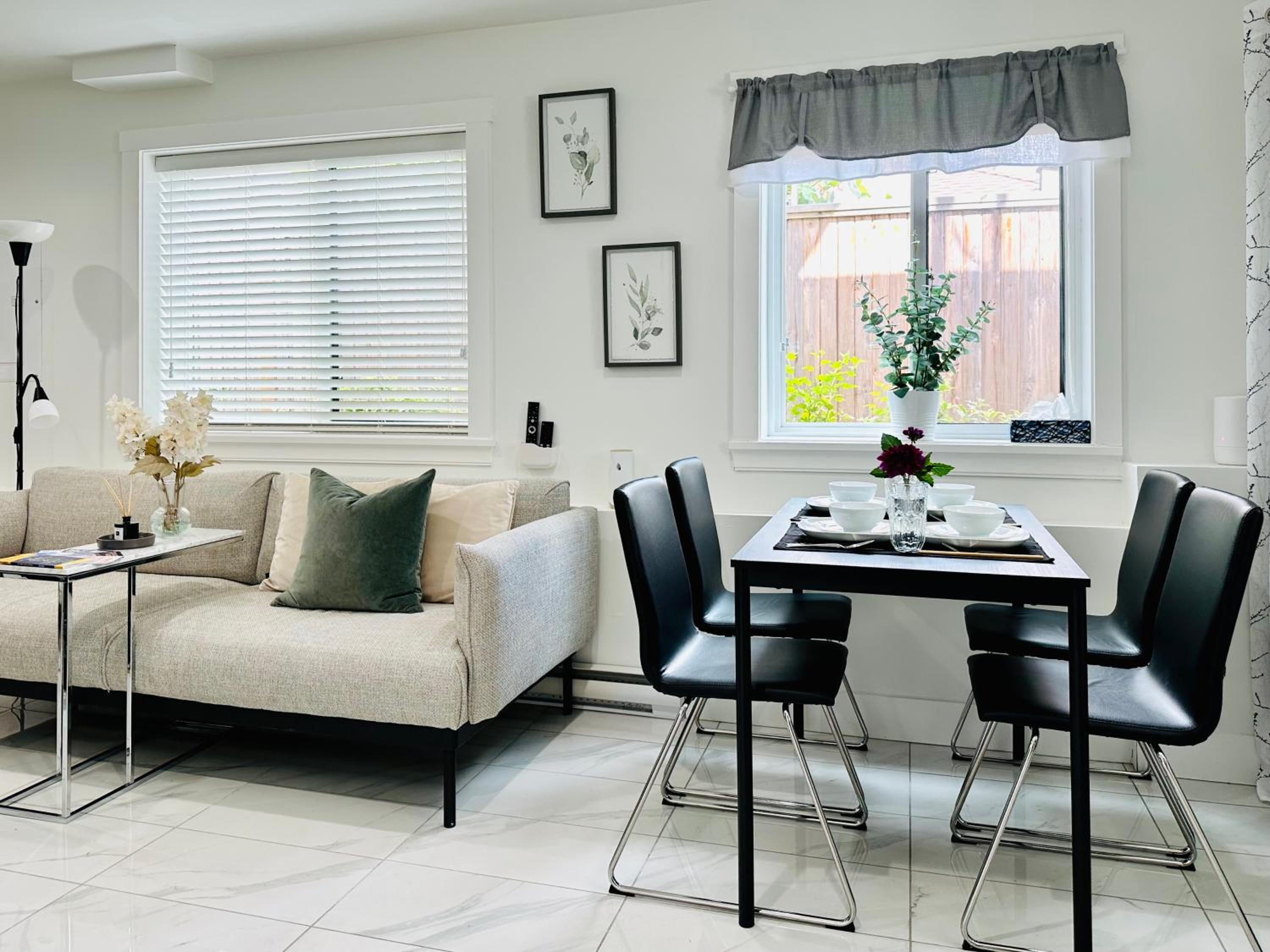 2BR 1.5BA Full Kitchen Private Guest House - Free Parking - Central Location