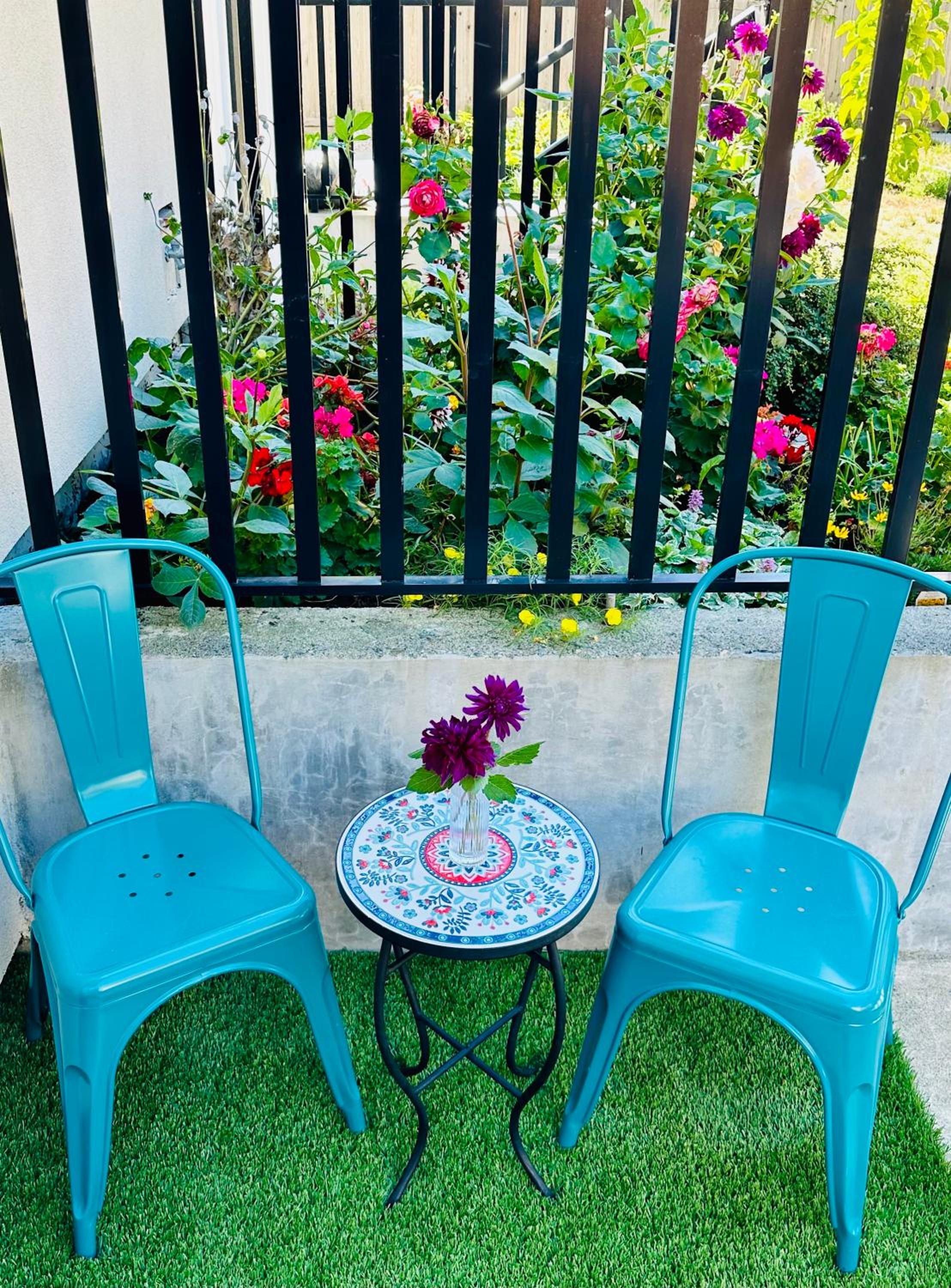 Vancouver Vacations - 2BR 1.5BA Full Kitchen Private Guest House - Free Parking - Central Location - Property Image 8