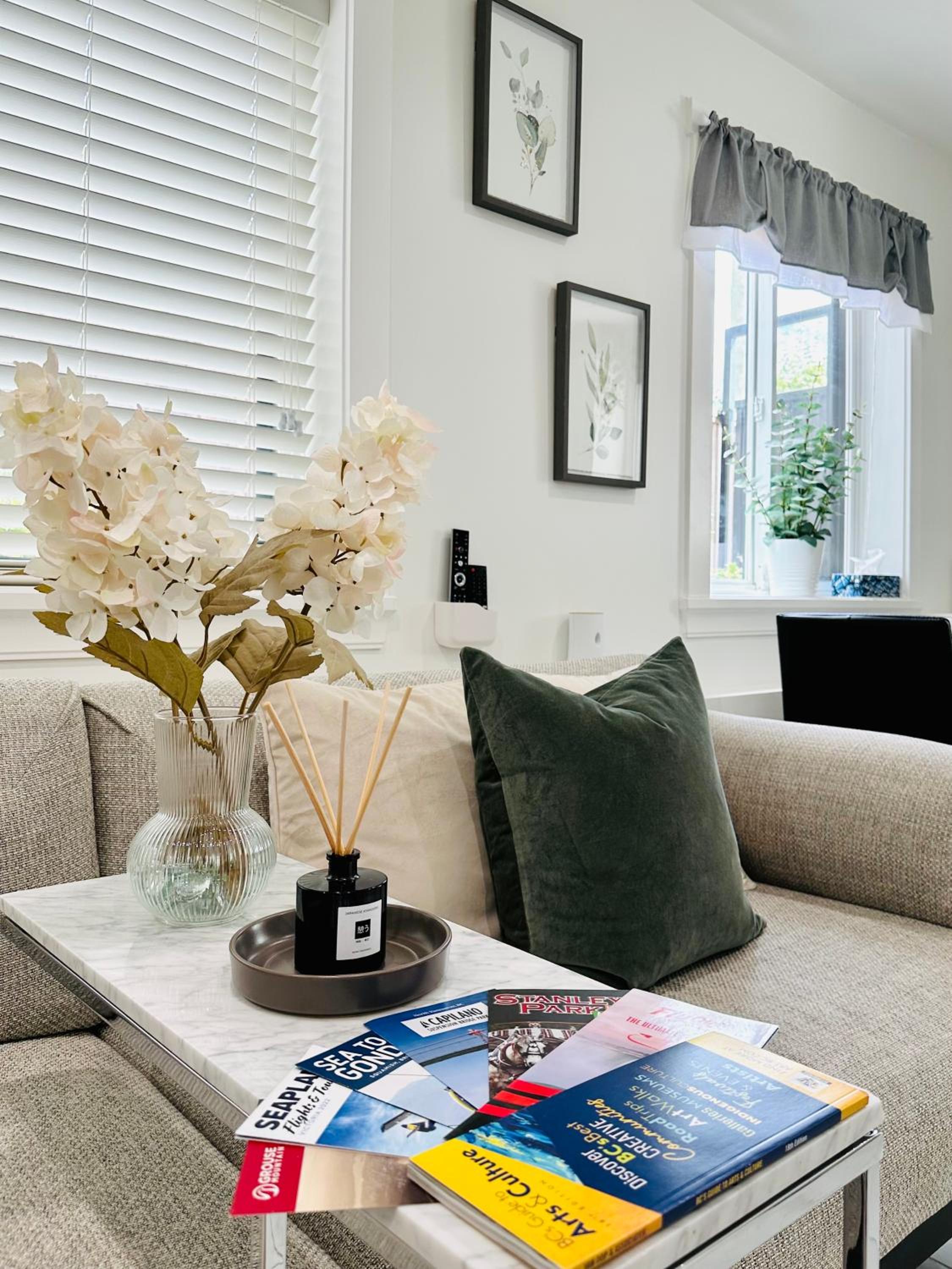 2BR 1.5BA Full Kitchen Private Guest House - Free Parking - Central Location