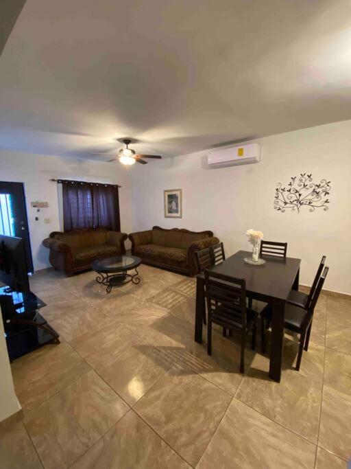 Linda Casa Blanca