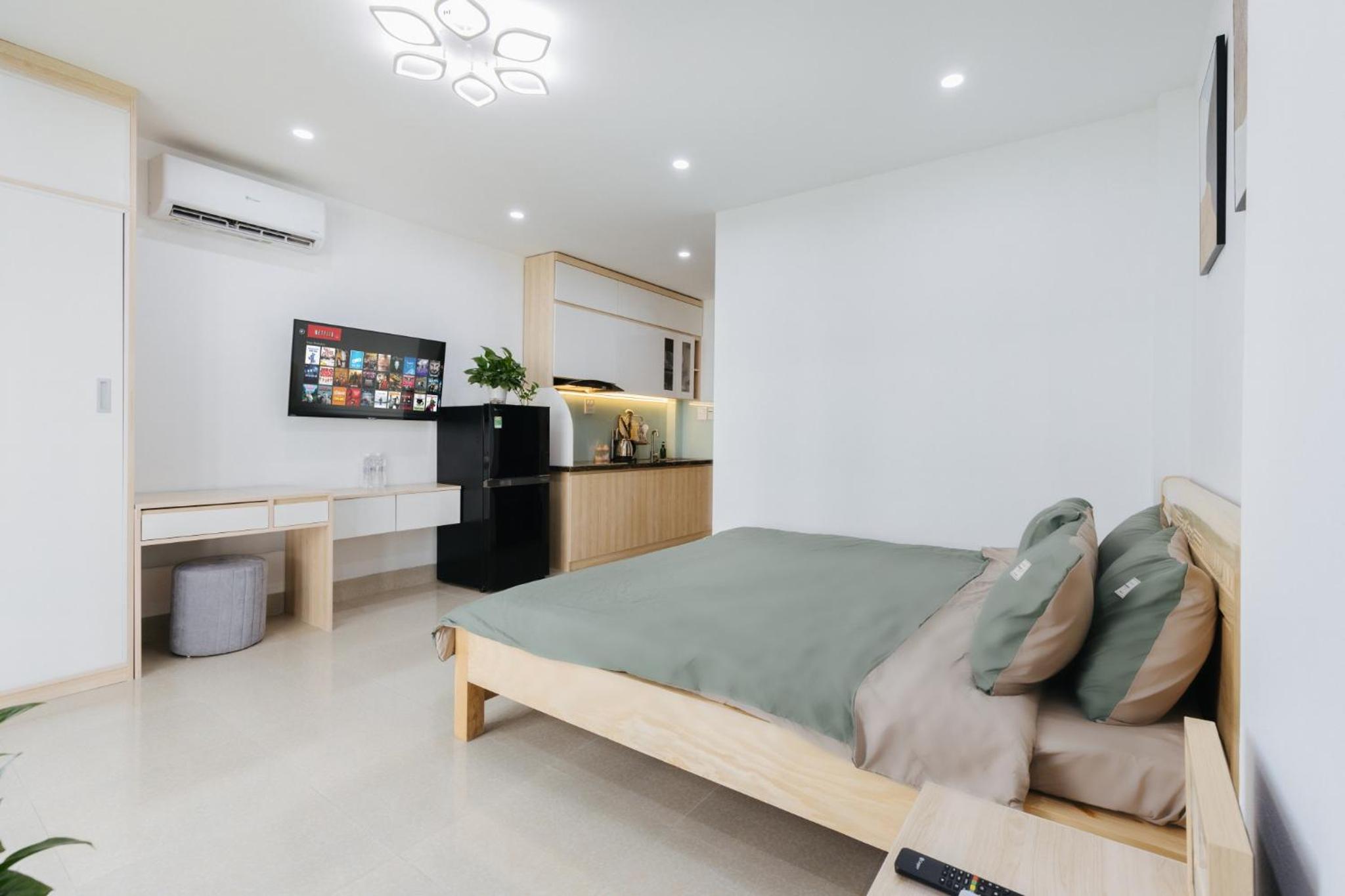 9 LIGHT APARTMENT